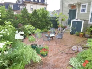 Right on Broadway - Sunny, Private Apartment