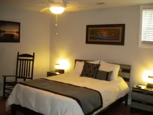 COZY 1 BEDROOM APARTMENT ON LAKE HARTWELL WITH DOCK/300 YARDS TO TUGALOO ST PARK