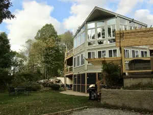 THE WATERFALL WALKOUT & HILLTOP RETREAT, SLEEPS 10+, 4BR*2BA