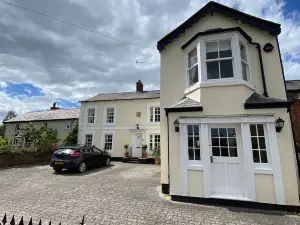 Wrexham and Chester Historical, comfortable, Georgian home in Holt