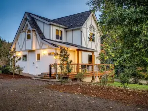 LUXURY MODERN Storybook TUDOR ● HOT TUB ● By Silver Falls Park ● 20 acres ● View