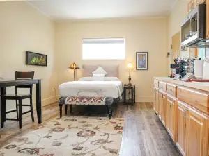 Charming Downtown Sanctuary - Kitchen, Mountain View