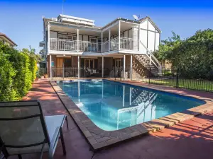 Ainslie Manor Guest House