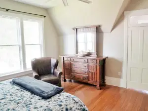 Relaxing Home W/HUGE Yard & Firepit!