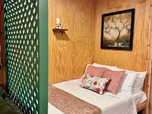 Private Romantic Woodland Getaway- with sauna, hot tub, fire pits, and more.