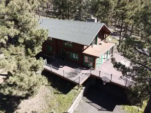 Spacious Rustic Log Cabin