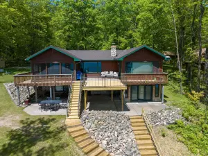 紅色覺醒的Spruce Haven 3臥室的家