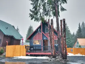 Inviting Mt. Hood Cabin w/ Porch: 1 Mi to Skibowl!