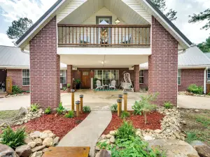 Broken Bow Vacation Rental w/ Pool & Hot Tub!