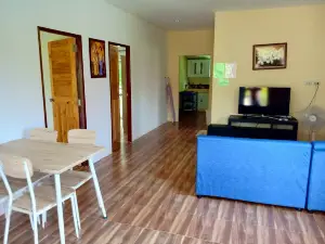 Private 2 Bedroom Villa with Swimming Pool Tropical Gardens Fast Wifi Smart Tv