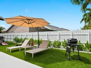Villa Paradise Miami, Luxury Gem with Heated Pool, Game Room, Fire Pit, 3 Bed 2 Bath