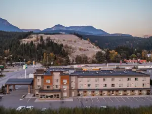 Holiday Inn Express GOLDEN-KICKING HORSE by IHG