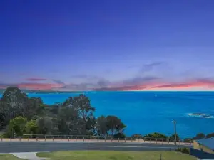 The Blue Whale - Sea View Apartment