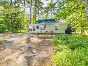 Pet-Friendly Waterfront Cottage on-Site Bunkhouse