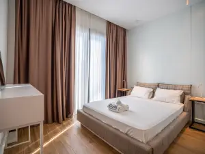Charming and beautifully furnished apartment with direct poolside access