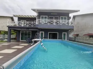 Cheerful 5-Bedroom Family Bungalow with Pool