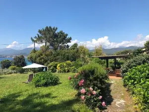 Charming pied-dans-l'eau villa with stunning views, large garden, private pool