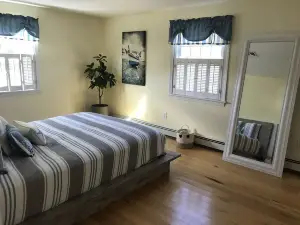 The Tequila Sunrise House is a beautiful waterfront 5 Bedroom home