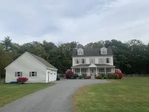 Maine Village Properties 5 AC units, sleeps 16 and HOT TUB