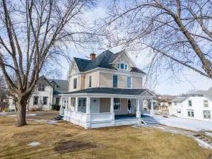 Entire house, sleeps 10, two blocks from the lake!