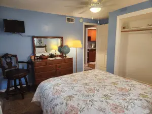 Welcoming, Wonderfully Cozy 1 bdrm Apt