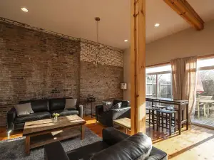 * New Hot Tub * Best Location on the Wine Trail! *