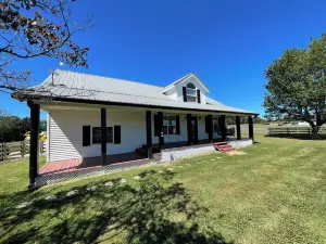 Charming 3-bedroom farmhouse in Brownsville with AC and WI-FI