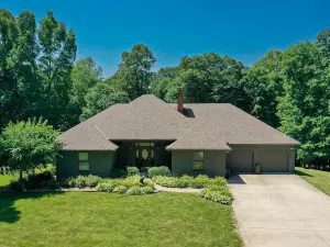 Hocking Hills Luxury-Mins to the Caves & Trails. HotTub. FirePit. Gameroom WiFi