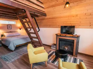 ArtBliss Hotel: River Views, Fire Pit, Sleeps 16