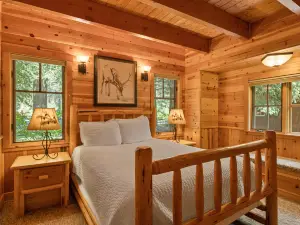 Serene Haven - Forest Views, WiFi, Cozy Fireplace