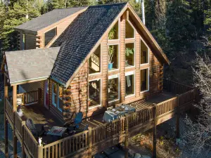 Mountain View Retreat - Craftsman Chalet with Hot Tub