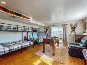 Lake View Townhouse with Shared Hot Tub and Pool, WiFi, and Central AC