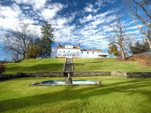 Simply Unforgettable 8Br, Pool, Pets, Hot Tub, Fire Pit, Private, 1 hr NYC