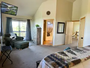 Scenic Retreat - Mountain Vistas, Wood Fireplace, Large Deck