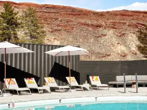 Slackline Moab, Outset Collection by Hilton