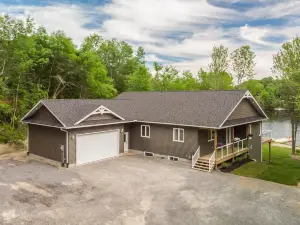 Falcon View~fantastic Brand new 6 Bed, 3 Bath Cottage w/ Modern Finishes