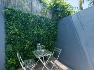 2 Bedroom Renovated Cottage - 1 Stop to Central