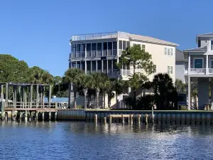 Bay-front! Gorgeous! Spacious! 5/3 Sleeps 14+. Boater's Dream! Close to FSU!