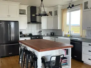 Large Modern Farmhouse -Country living at it's finest!