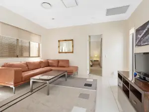 Impeccable Modern 1 Bedroom Apartment ~ Taringa