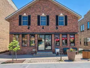 Spacious, Pet Friendly Apartment in the Heart of Downtown