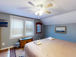 Remodeled farmhouse near downtown with a firepit, central AC & washer/dryer,