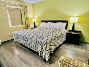 Deluxe Inn & Suites by OYO Miami OK
