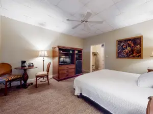 Peaceful studio with game room, pool, sauna, restaurant, basketball, tennis, BBQ