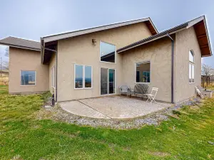 Waterfront vineyard estate with private pool and incredible Gorge views