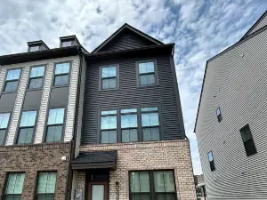 3-bedroom luxury vacation townhome in charming Glen Burnie with WiFi, AC
