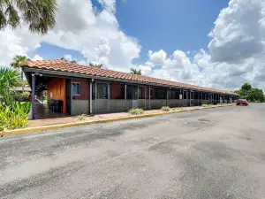 Bright Naples Vacation Rental Close to Waterfront