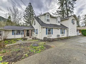 Spacious Grants Pass Home w/ Hot Tub & Views!