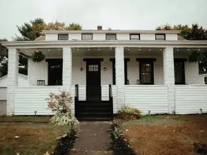 Charming 4-bedroom house in enchanting Millinocket with AC, WiFi