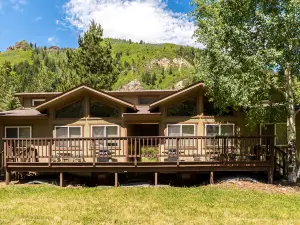 Three Sisters Peak Cabin at Filoha Meadows